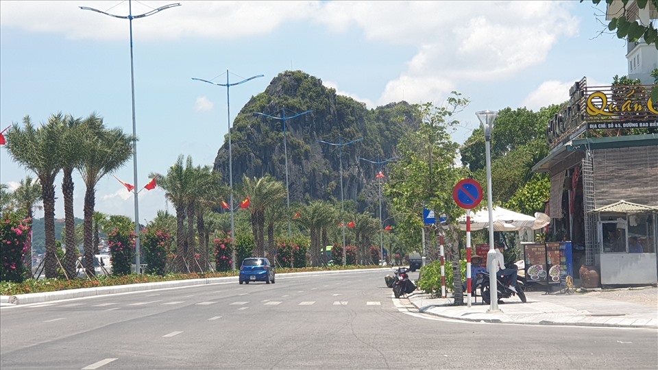 Đường bao biển Trần Quốc Nghiễn thuộc diện rộng nhất Hạ Long nhưng cũng chi chít biển cấm đỗ. Ảnh: Nguyễn Hùng