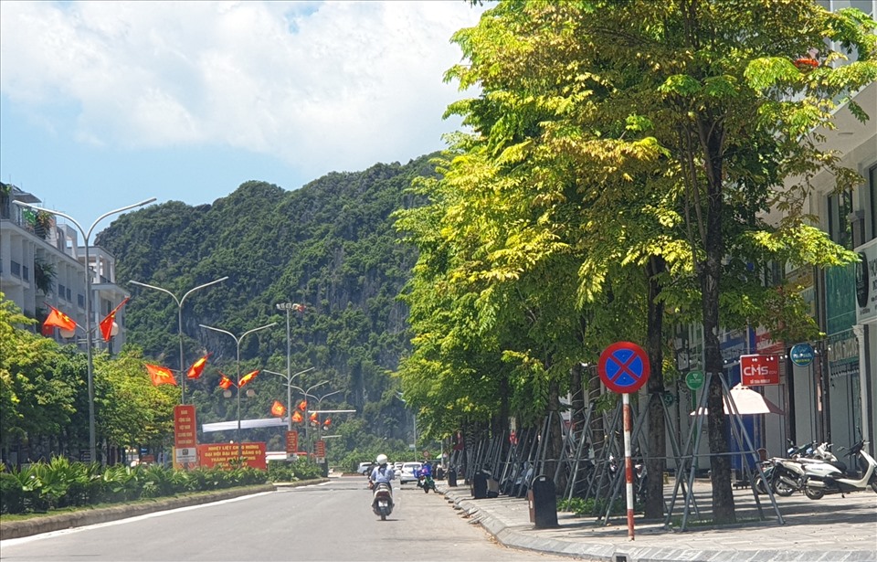 Nhiều người thuê nhà, vừa mở cửa hàng kinh thì xuất hiện biển cấm dừng, đỗ. Ảnh: Nguyễn Hùng