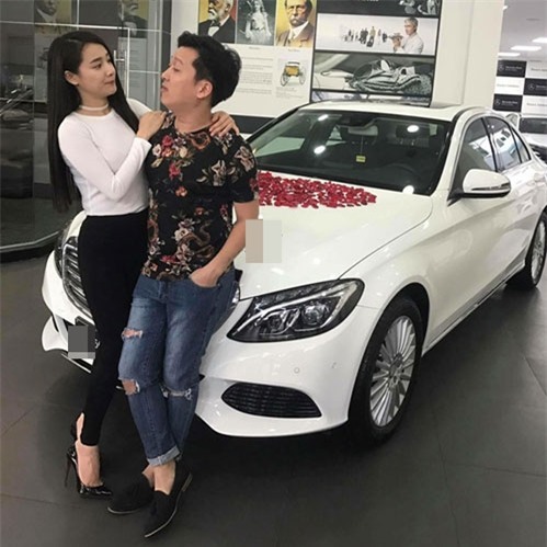 Nhã Phương được Trường Giang tặng xế hộp 1,6 tỉ. Ảnh: Chụp màn hình.