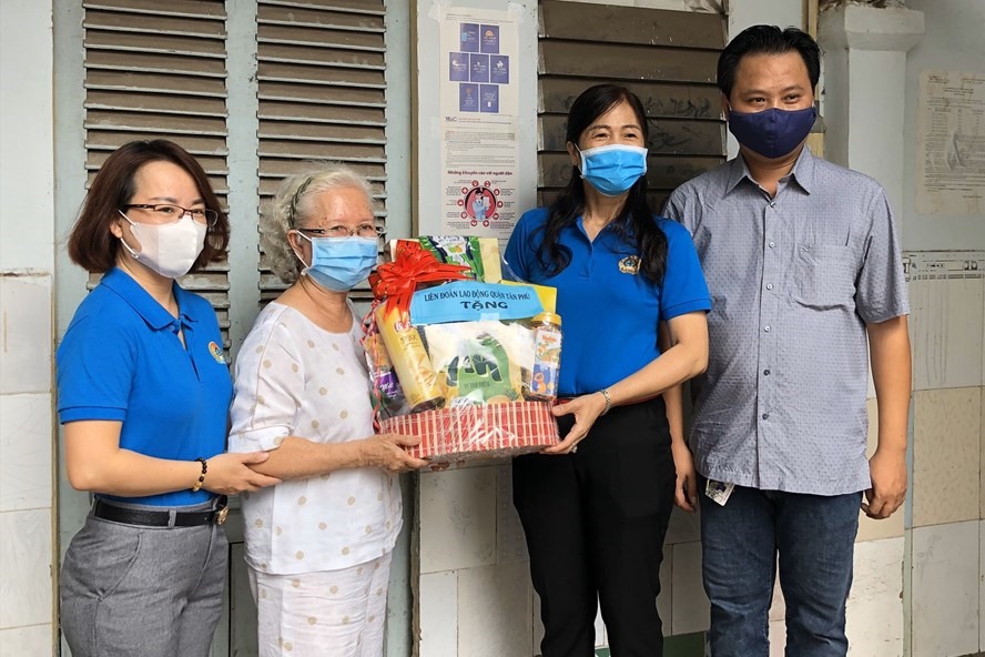 Đại diện LĐLĐ Quận Tân Phú, TPHCM thăm, cám ơn, tặng quà chủ nhà trọ đã giảm giá phòng trọ cho CNLĐ trong thời gian dịch COVID-19 bùng phát. Ảnh Thu Hà
