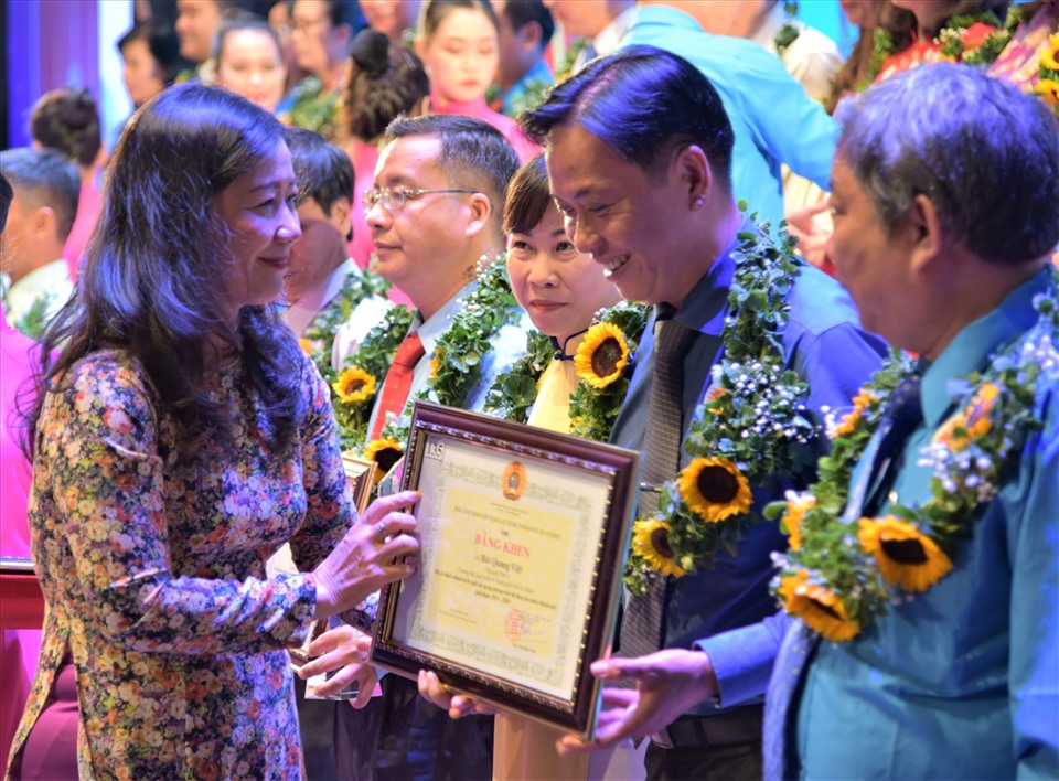 Bà Nguyễn Thị Bạch Mai, Phó trưởng Ban Dân vận Thành ủy TPHCM, trao Bằng khen của LĐLĐ TPHCM cho các cá nhân điển hình tiên tiến. Ảnh Nam Dương
