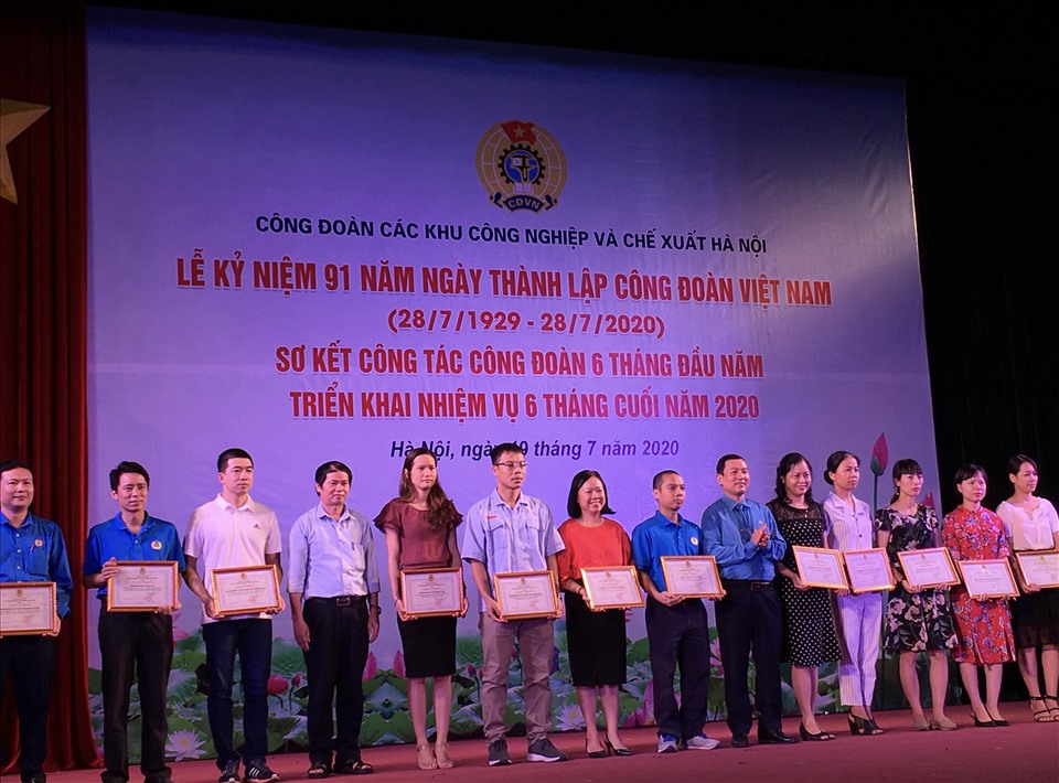 Chủ tịch Công đoàn Các khu công nghiệp - Chế xuất Hà Nội Đinh Quốc Toản (thứ 6 từ phải sang). Ảnh: Hải Anh