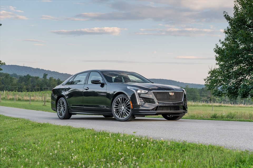 Cadillac cho biết rằng thiết lập này tạo ra kích cỡ động cơ gọn gàng hơn và giảm độ trễ tăng áp. Ảnh: Carscoops