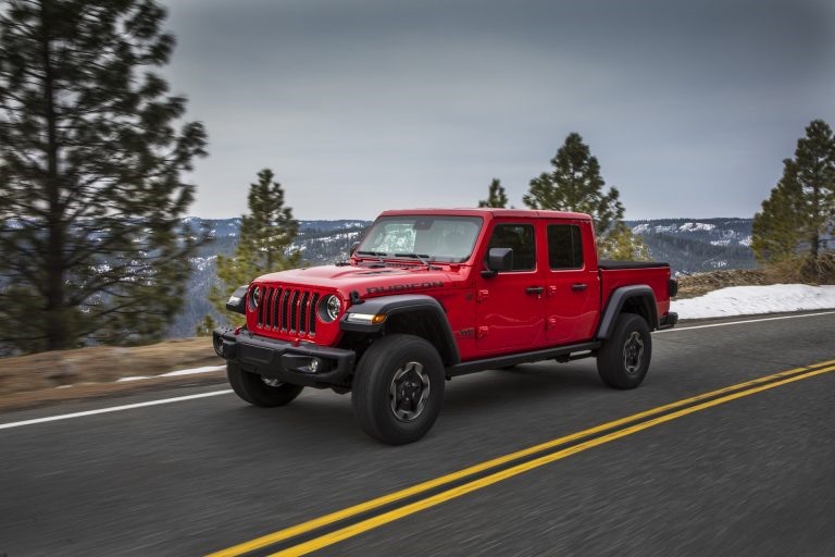 Jeep Gladiator Rubicon 2020 có thể trở thành chiếc bán tải mui trần cá tính với mui bạt hoặc mui cứng dễ dàng tháo rời tùy thuộc vào tùy chọn của chủ xe. Ảnh: Carscoops
