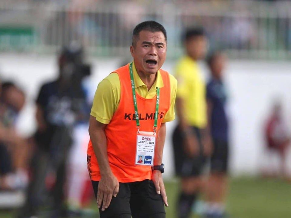 Huấn luyện viên Phạm Minh Đức tôn trọng quyết định của Lê Tấn Tài nhưng không hài lòng với các cư xử của tiền vệ này. Ảnh: HLHT FC