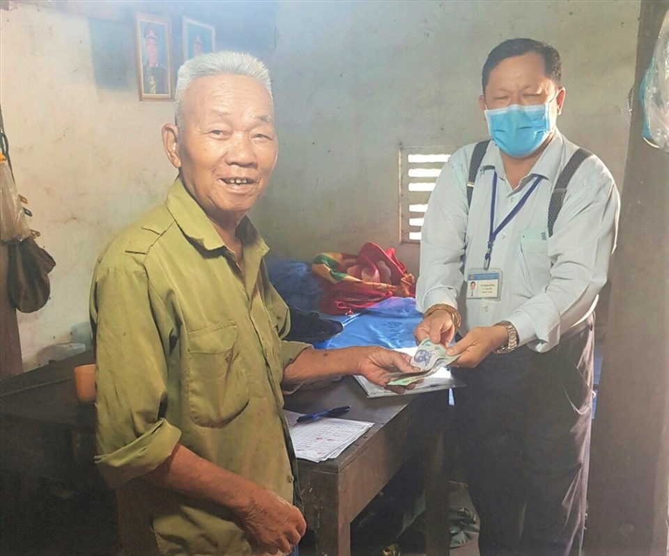 Người dân Đắk Lắk nhận tiền hỗ trợ từ gói 62.000 tỉ đồng. Ảnh: Kim Oanh