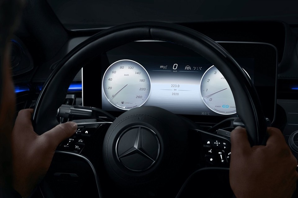 Buồng lái xe Mercedes S-Class 2021. Ảnh: Carscoops
