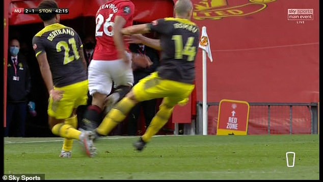 Pha bóng triệt hạ của Oriol Romeu với Mason Greenwood nhưng trọng tài không rút thẻ đỏ cho cầu thủ Southampton. Ảnh: Sky Sports.