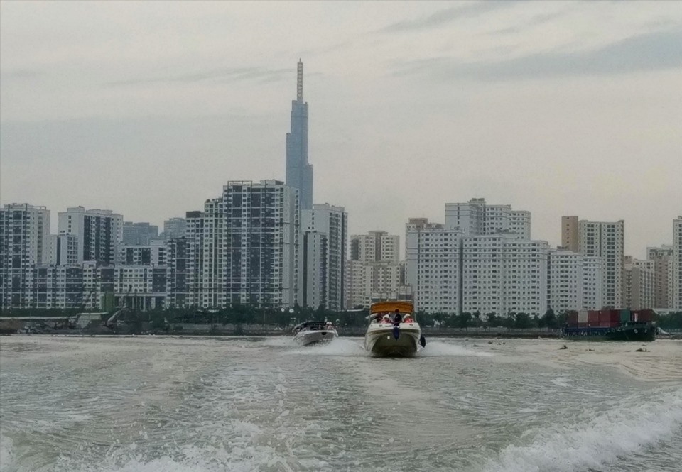 Sông Sài Gòn là một trong những tuyến đường thủy nội địa quan trọng ở TPHCM kết nối với các tỉnh. Ảnh: Minh Quân