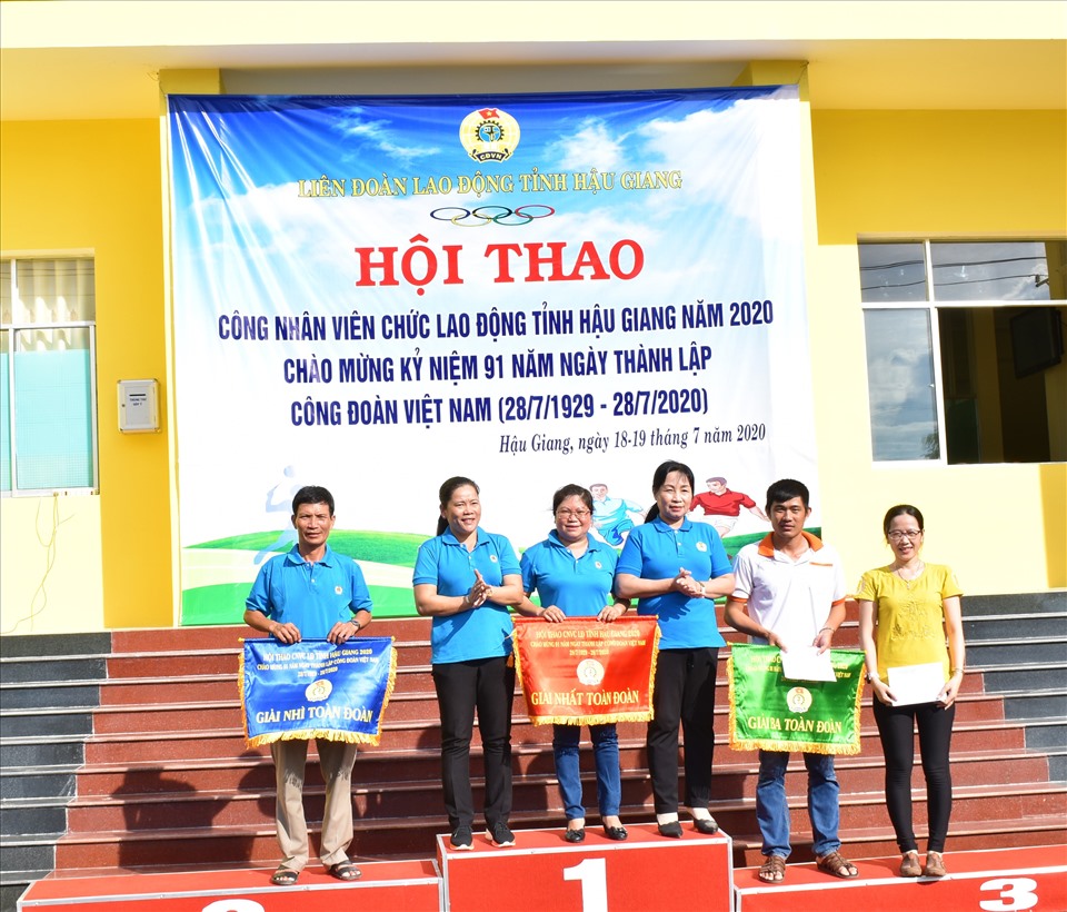 Trao giải cho các đội có thành tích xuất sắc trong hội thi. Ảnh: Thành Nhân