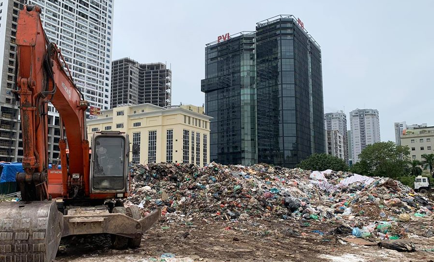 Đống rác bốc mùi hôi thối tới khu vực xung quanh.