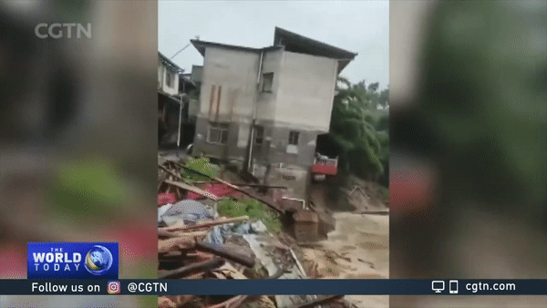 Lũ lụt ở Trung Quốc gây sạt lở đất, hàng nghìn ngôi nhà bị phá huỷ. Ảnh: CGTN