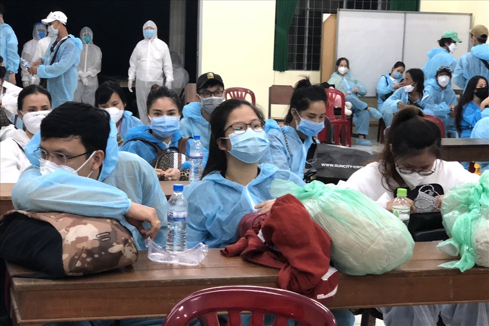 Công dân từ Philippin về tại điểm cách ly Đồng Tháp đêm 18.7.2020. Ảnh: LT