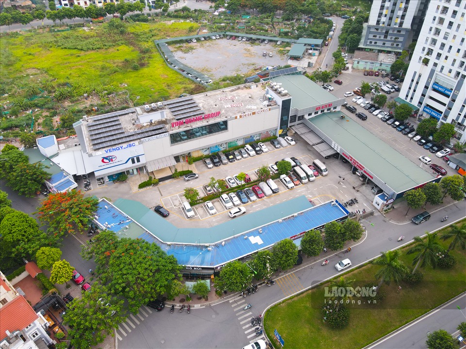 Việc xây dựng trái phép này đã làm thu hẹp bãi gửi xe theo quy hoạch, trong khi nhu cầu về bãi đỗ xe của người dân các khu đô thị ngày một tăng cao.