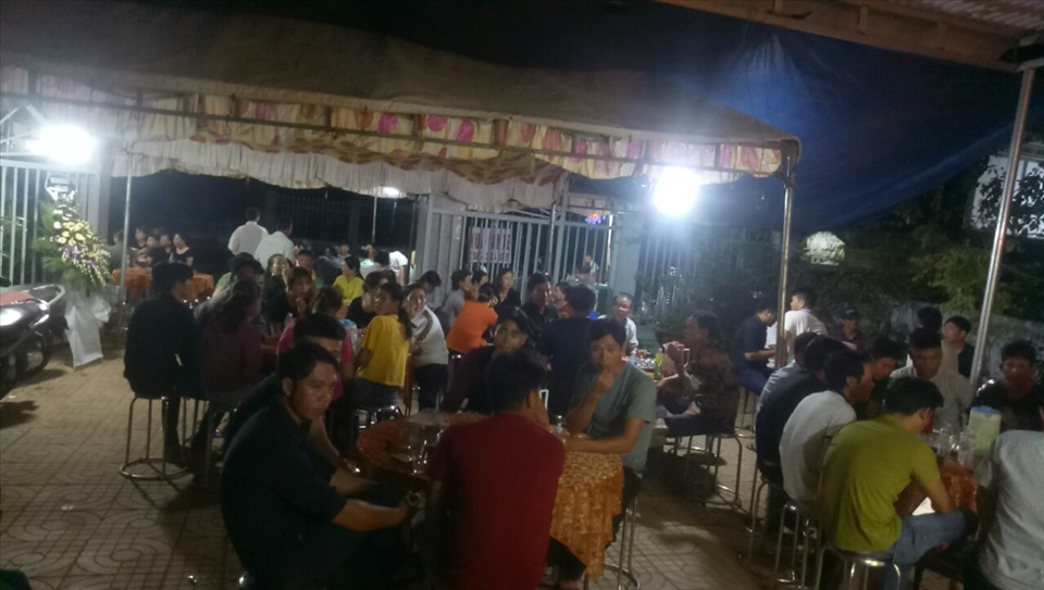 Gia đình lo hậu sự cho cháu C. Ảnh: Dương Bình