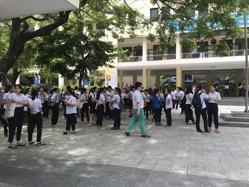 Các thí sinh kết thúc buổi thi các môn Chuyên. Ảnh: Mai Hương