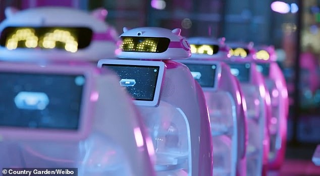 Đội ngũ robot của nhà hàng. Ảnh: Daily Mail.