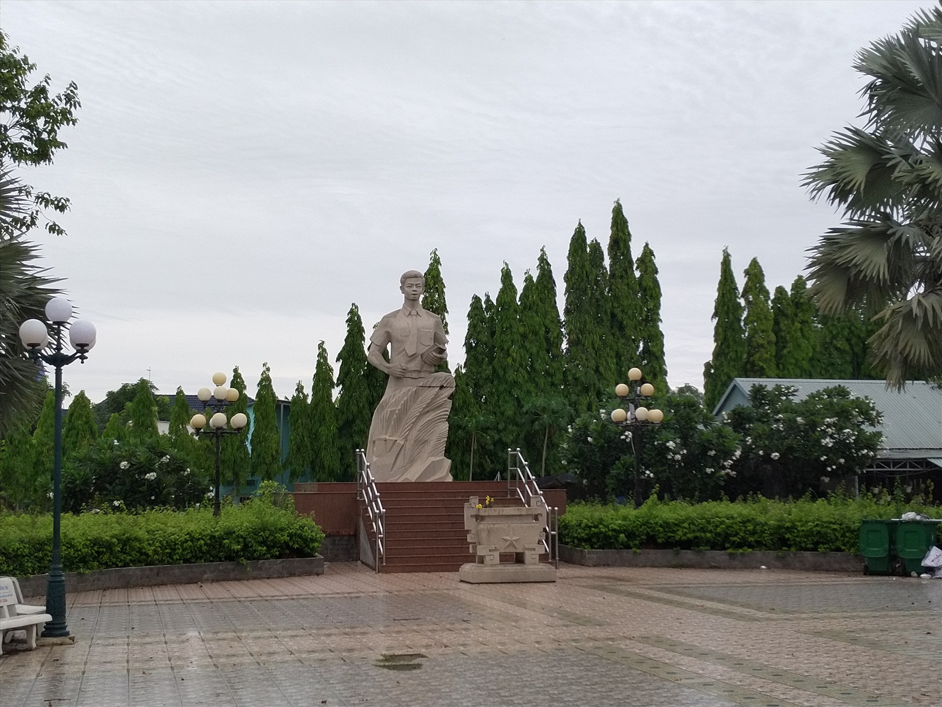 Công viên - Tượng đài Nguyễn Thái Bình tại cửa ngỏ vào thị trấn Cần Giuộc. Ảnh: K.Q