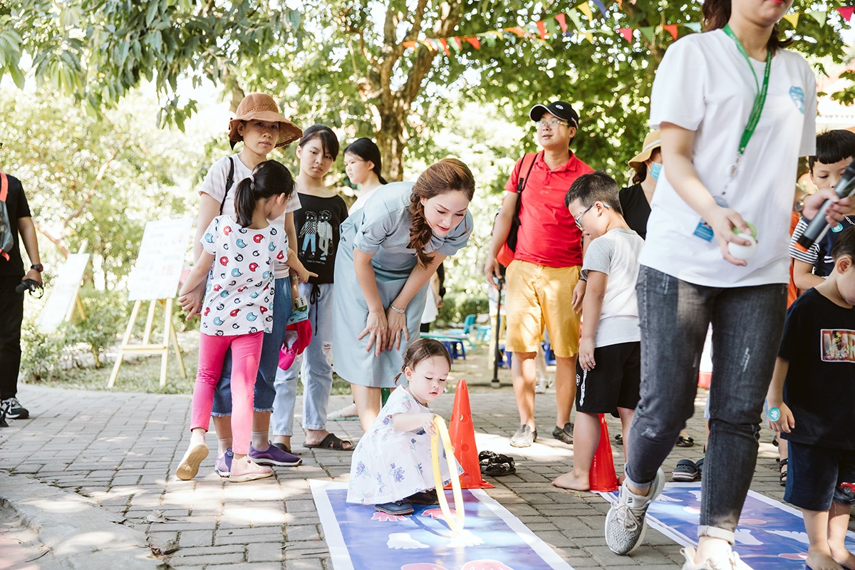 Nữ diễn viên mong muốn con gái biết hòa đồng, dạn dĩ khi chơi đùa với những người bạn mới quen.