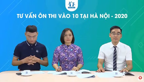 Cô Phạm Thị Thúy Ngọc, giáo viên môn Hóa học tại HOCMAI và thầy Nguyễn Quyết Thắng, giáo viên môn Toán tại HOCMAI (ngoài cùng bên phải) tư vấn tuyển sinh vào 10 tại Hà Nội.