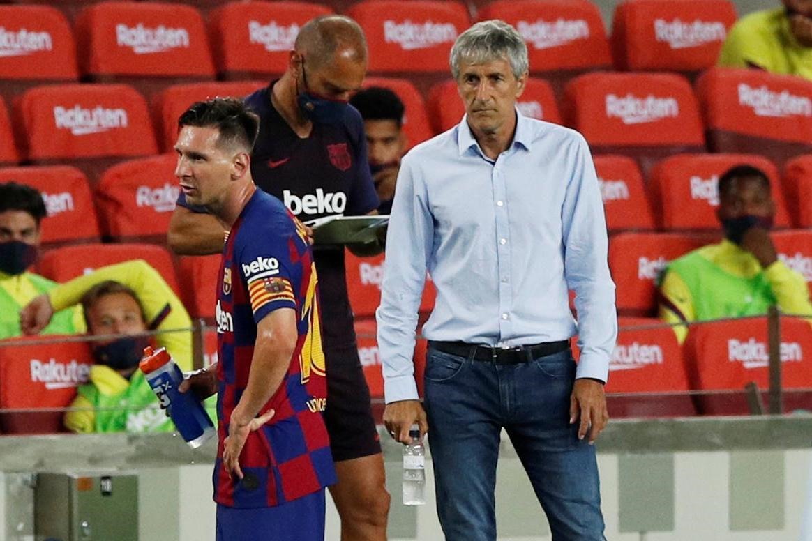 Barcelona đã “bắn vào chân” trong cuộc đua vô địch với Real Madrid. Ảnh: Getty.