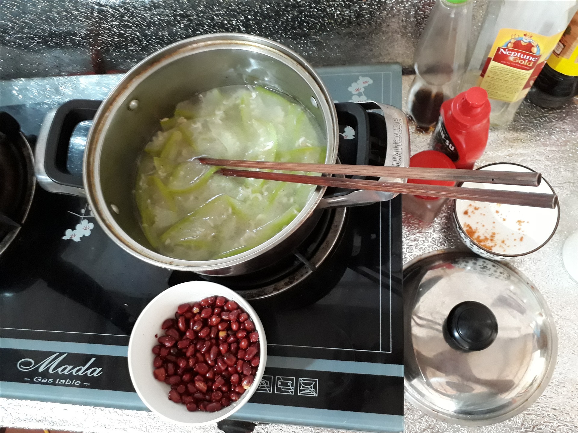 Bữa ăn chỉ vỏn vẹn 2 món đạm bạc của chị Hoàng Thị Nông. Ảnh: Bảo Hân.