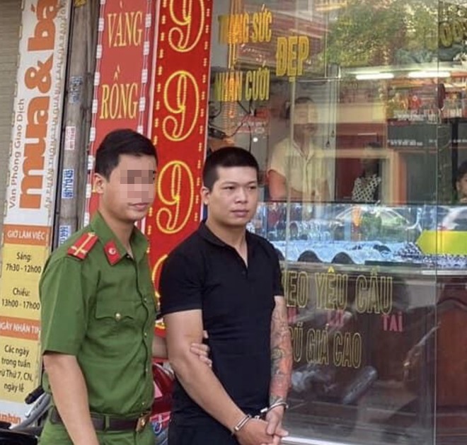 Cán bộ điều tra dẫn giải đối tượng đi thực nghiệm hiện trường. Ảnh: CACC