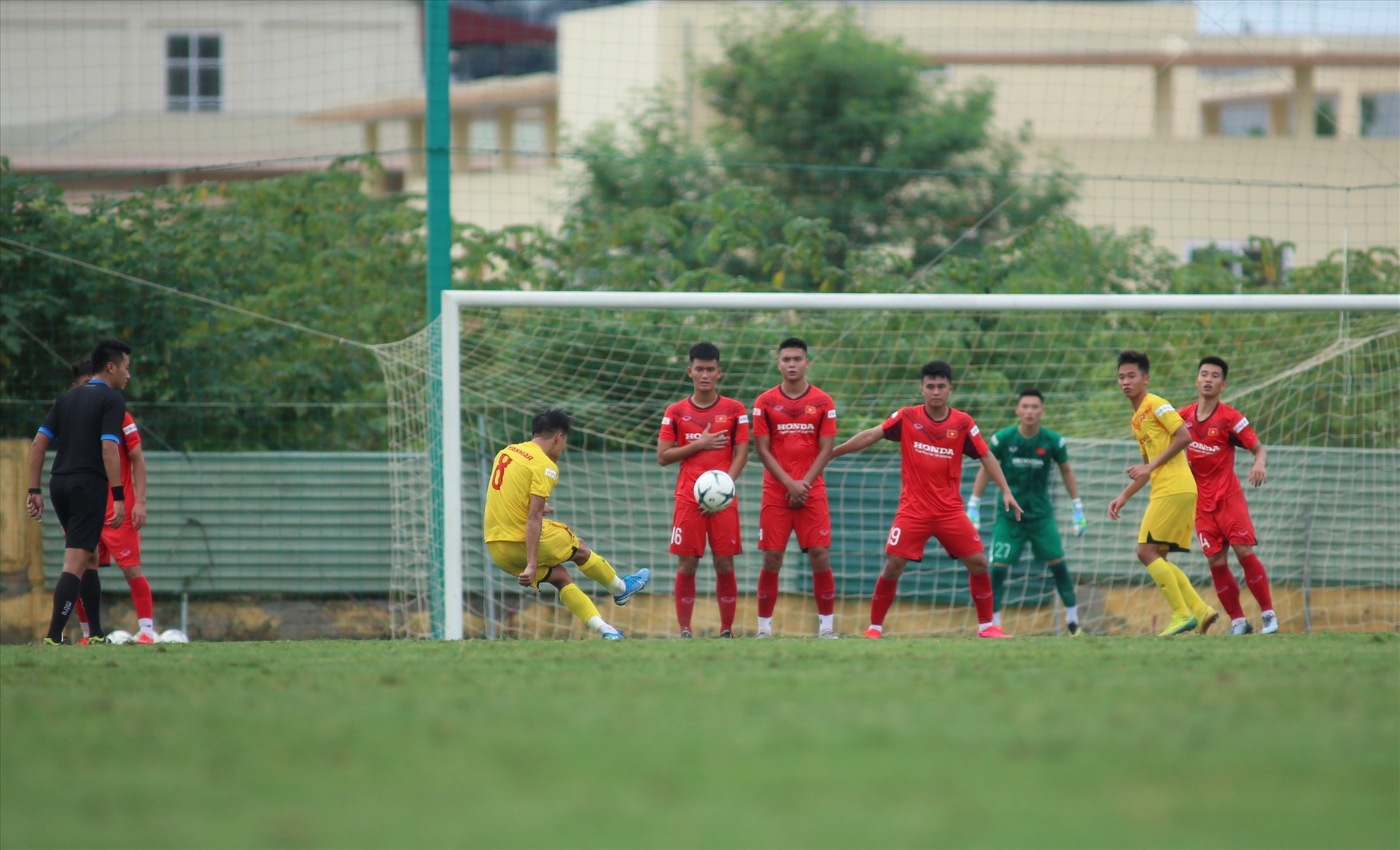 Đội vàng dù không cầm nhiều bóng nhưng bất ngờ có bàn thắng mở tỷ số 1-0 do công của Trung Thành.