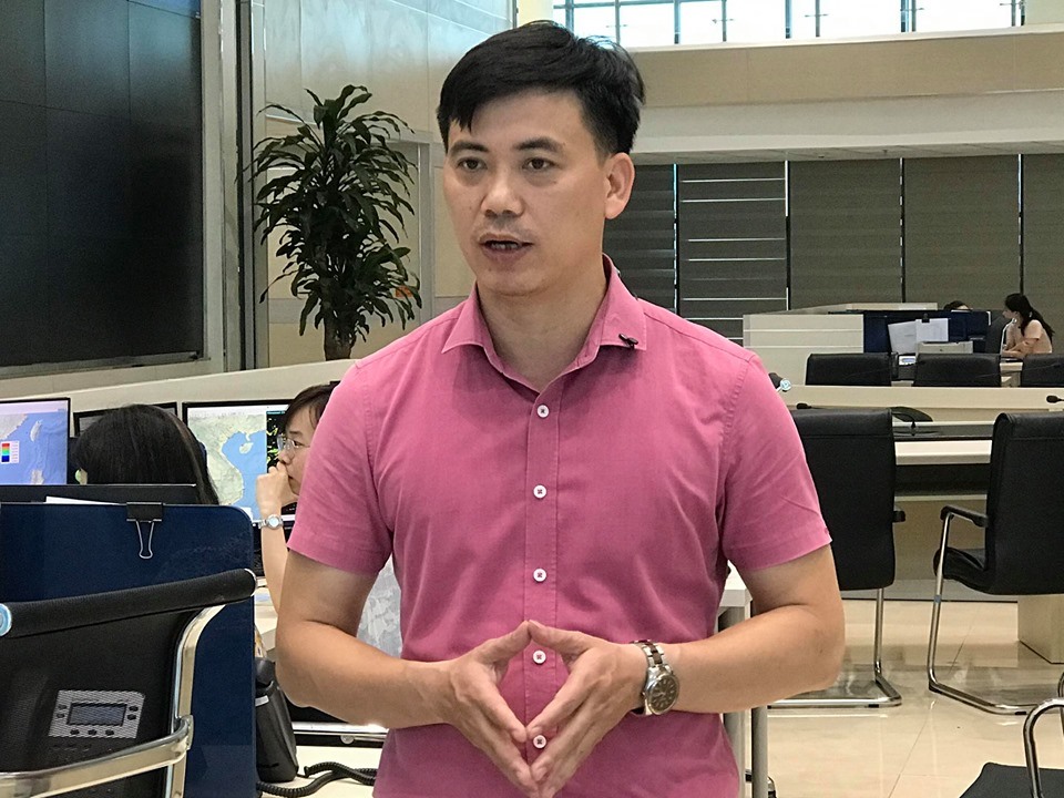 Ông Nguyễn Văn Hưởng - Trưởng phòng Dự báo Khí hậu, Trung tâm Dự báo Khí tượng Thuỷ văn Quốc gia trao đổi. Ảnh: Hạnh Lê.