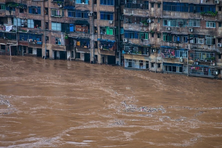 Mưa lũ nhấn chìm nhà ở của người dân ở khu Kỳ Giang, Trùng Khánh, Trung Quốc vào ngày 1.7. Ảnh: Tân Hoa Xã.