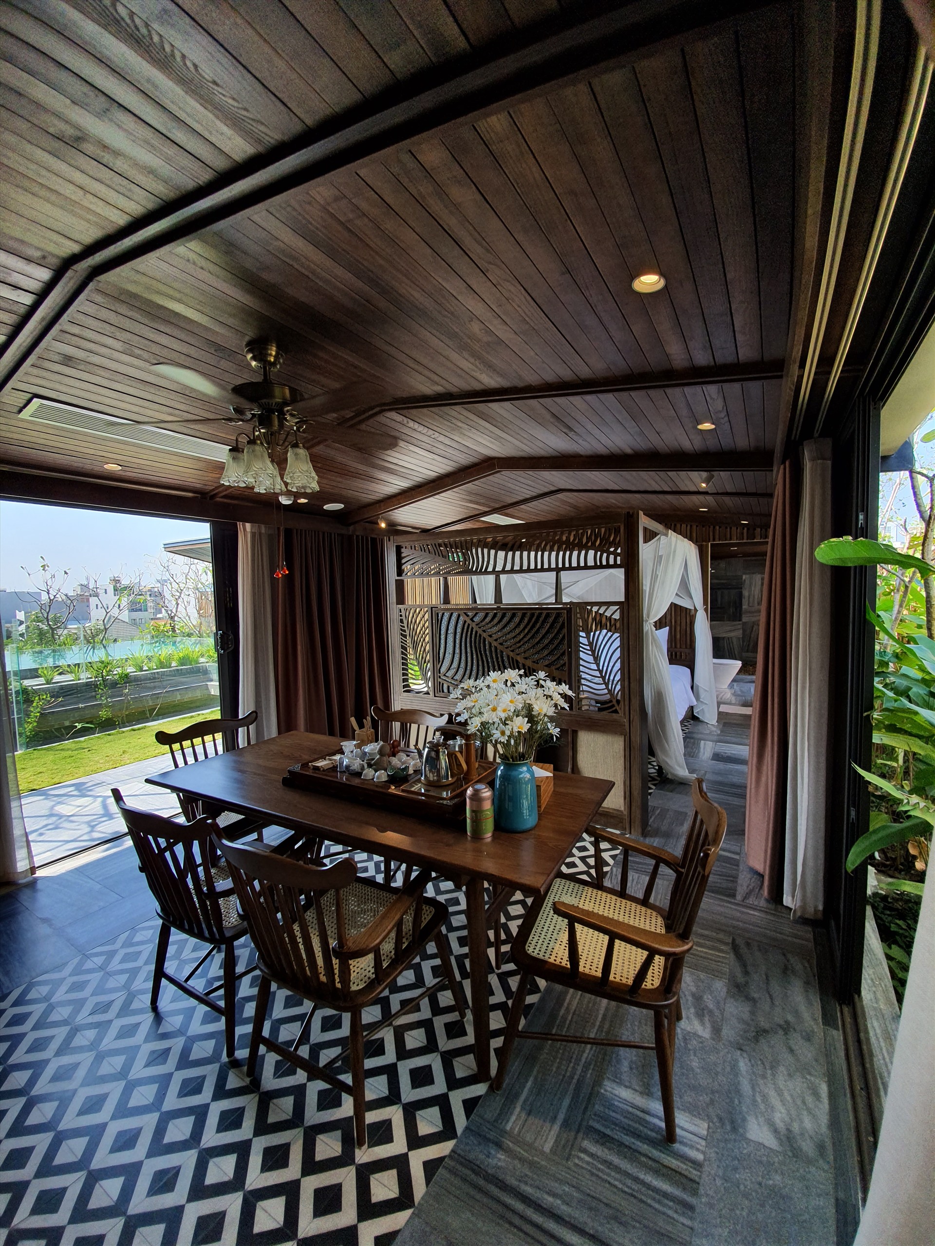 “Làm những việc thuận với tự nhiên,lồng ghép thiên nhiên vào với kiến trúc luôn đem lại cảm giác gần gũi và thoải mái cho con người sống trong đó. Những việc tuy nhỏ nhưng nó góp phần vào việc bảo vệ môi trường làm cho chất lượng sống của chúng ta được nâng cao và bền vững hơn“, kiến trúc sư Nghĩa Hoàng nói thêm.