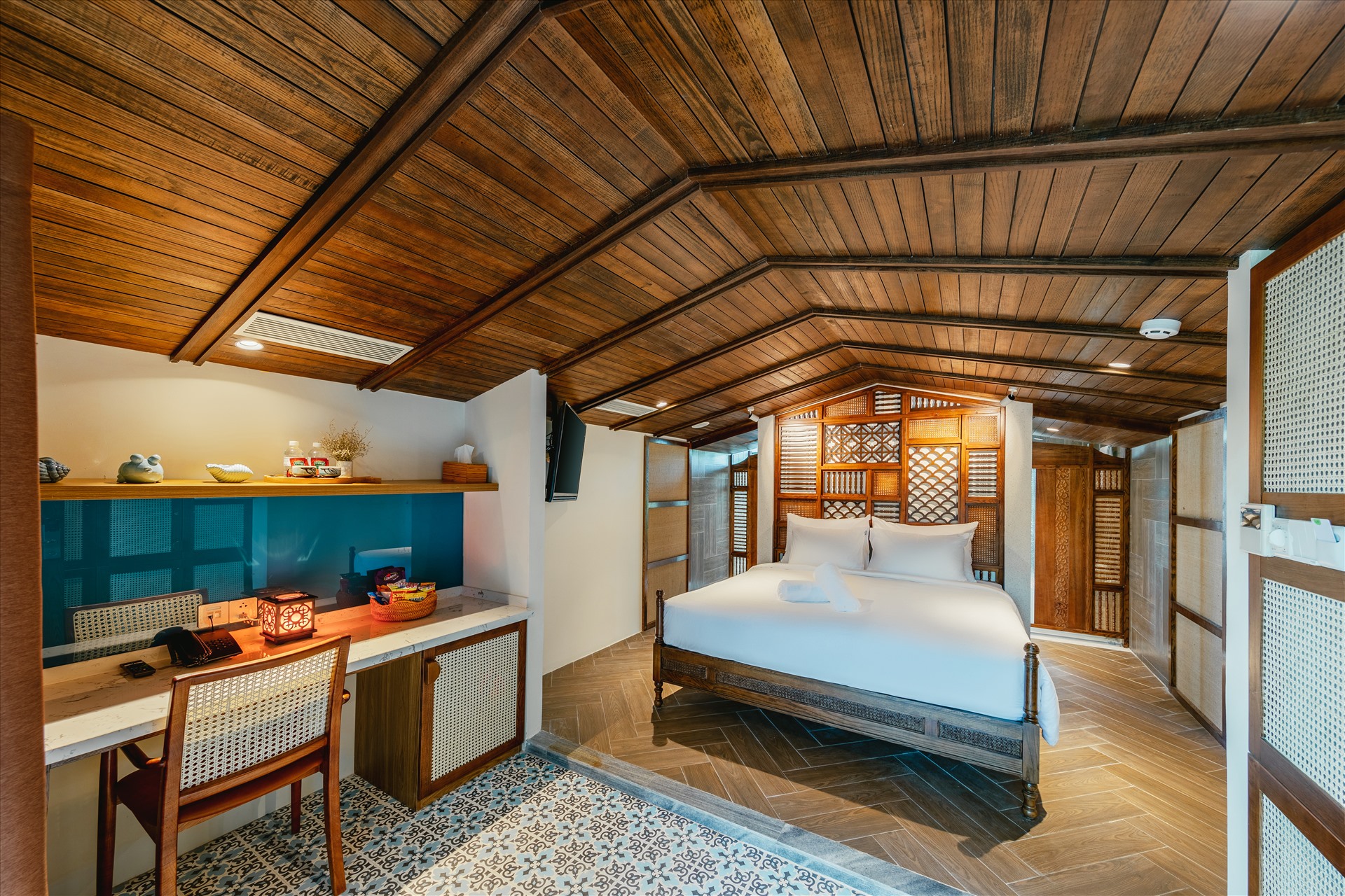 Được biết, nội thất trong nhà chủ đạo là gỗ sồi khai thác từ rừng nguyên liệu, điều này không ảnh hưởng đến môi trường.