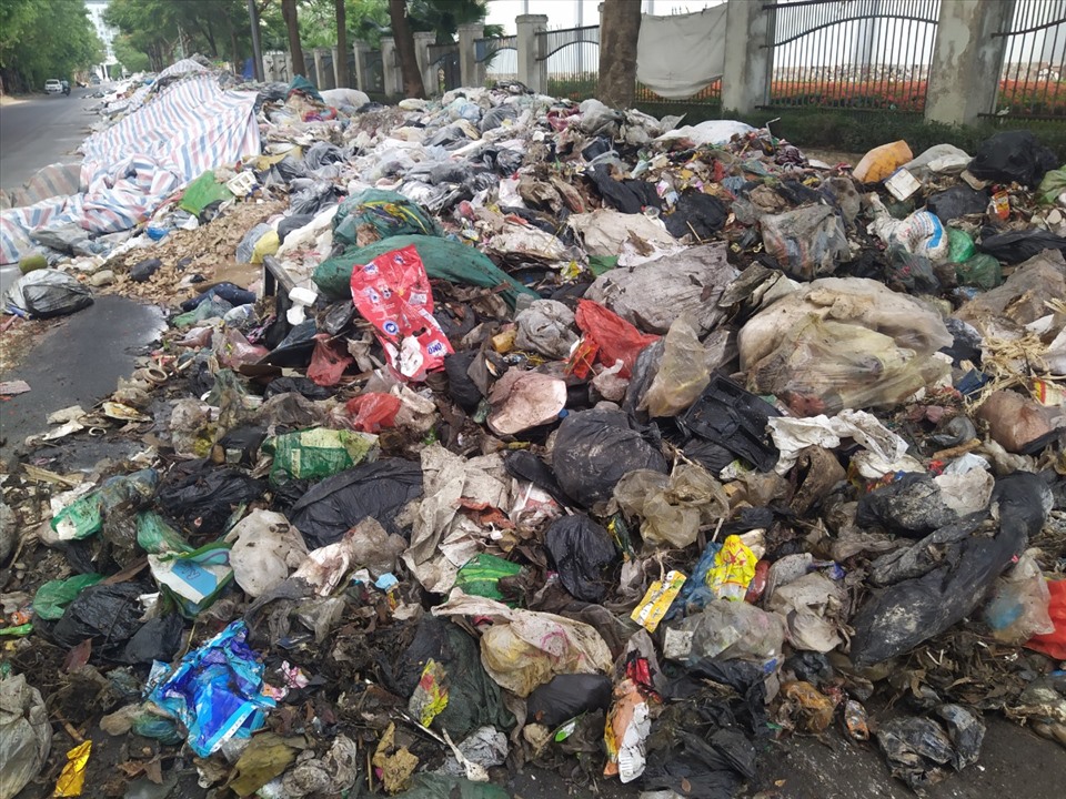 Đoạn đường dài khoảng 500m tràn ngập trong rác thải.