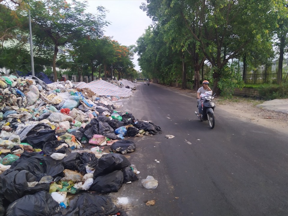 Rác thải tràn ngập, chất đống trên đường khiến nhiều người rất khó chịu khi đi qua đây.
