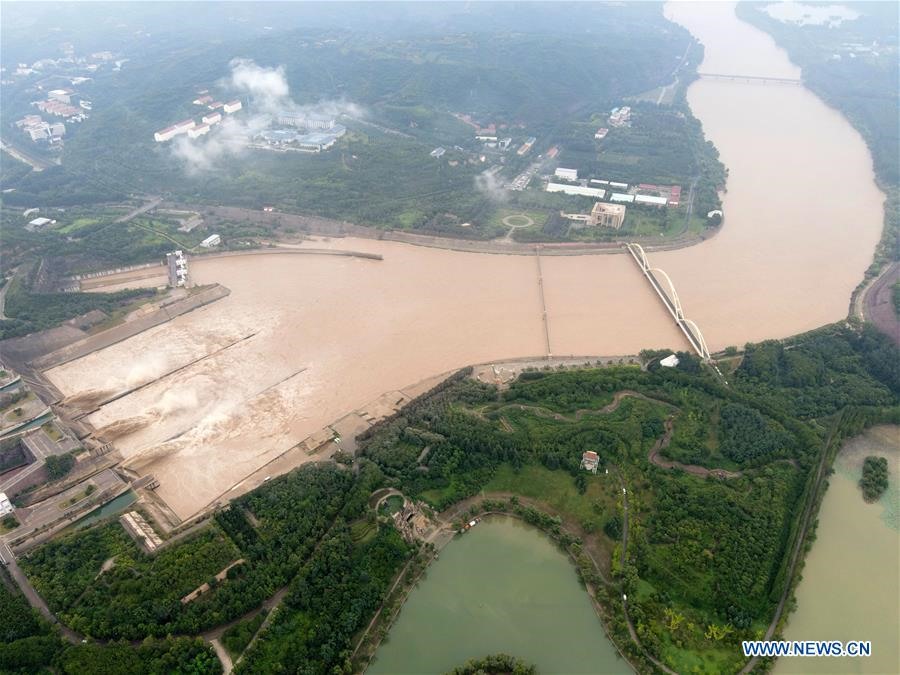 Trong ảnh là đập Tiểu Long Để xả lũ trên sông Hoàng Hà hôm 19.7. Dự án Tiểu Long Để 1.836MW hoàn tất năm 2000, vượt tiến độ 1 năm và hiện tạo ra 5,1 tỉ Kwh điện mỗi năm, theo power-technology.com. Ảnh: Tân Hoa Xã.