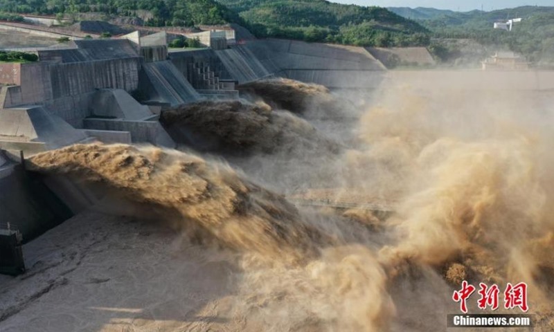 Ảnh chụp xả lũ ở hồ chứa Tiểu Long Để trên sông Hoàng Hà hôm 7.7.2020. Ảnh: China News Service.
