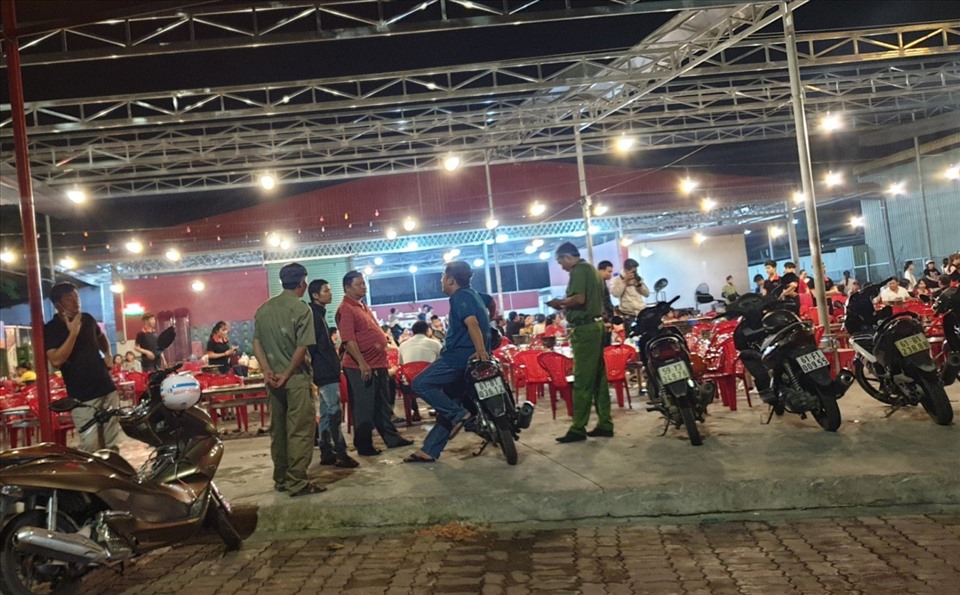 Quán ăn xảy ra vụ đánh nhau do hát loa kẹo kéo. Ảnh: Dương Bình