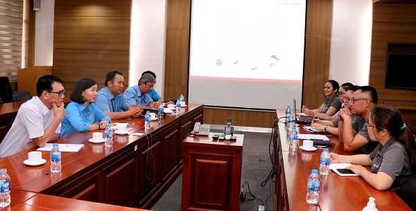 LĐLĐ tỉnh Bình Dương có buổi thăm và làm việc với lãnh đạo Công ty TNHH Lốp Kumho Việt Nam (KCN Mỹ Phước 3) về việc tạo điều kiện và hỗ trợ thành lập tổ chức Công đoàn tại doanh nghiệp. Ảnh: Khánh Phong