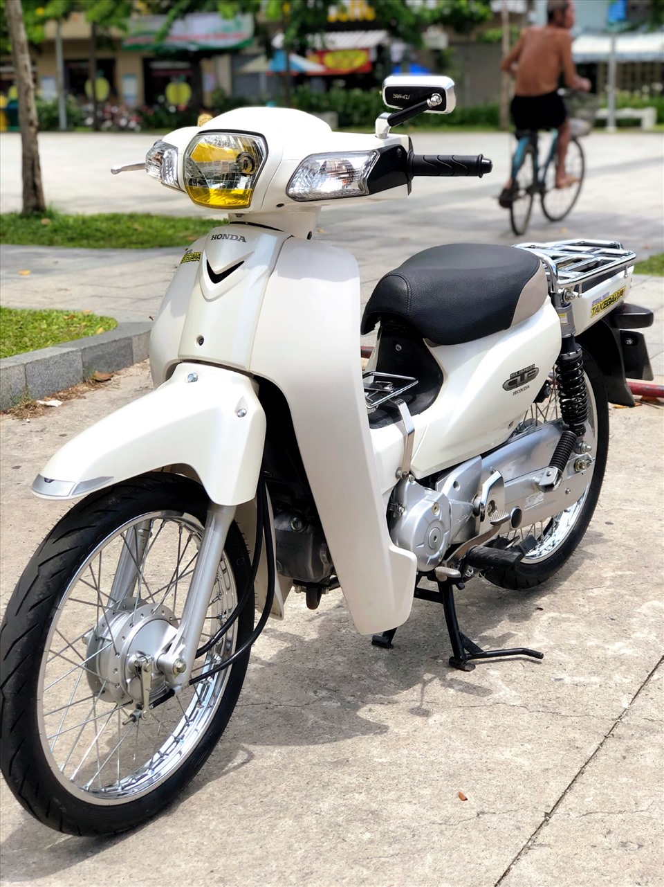 Cận cảnh chiếc Honda Super Cub 110i 2012 được rao bán với giá gần 130 triệu. Ảnh: Hưng Từ