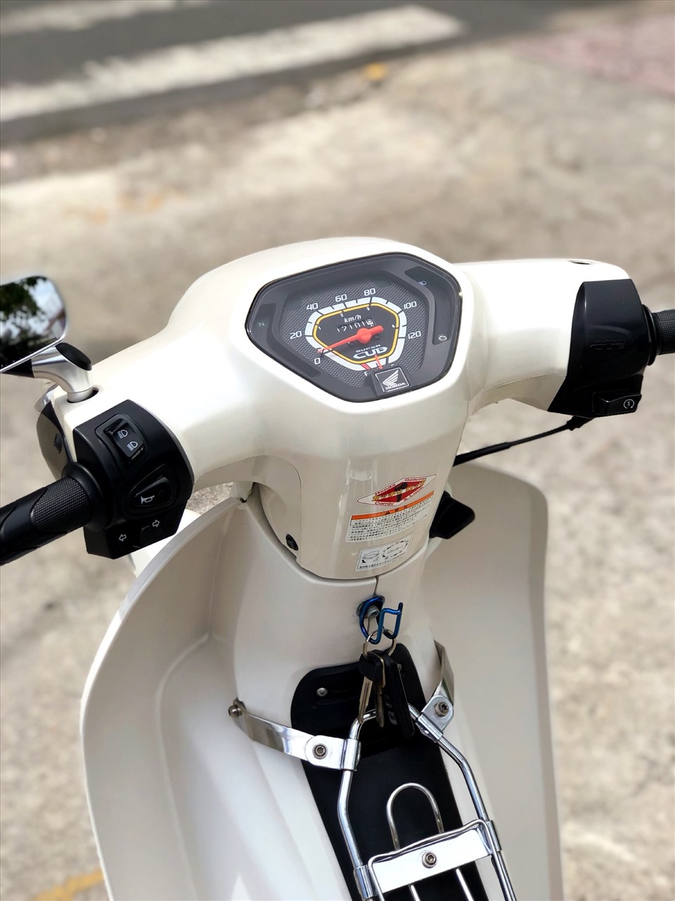 Các nút bấm đèn, đề điện, còi đều được làm mới, lấy cảm hứng từ những mẫu xe ga hiện tại của Honda. Ảnh: Nhân vật cung cấp