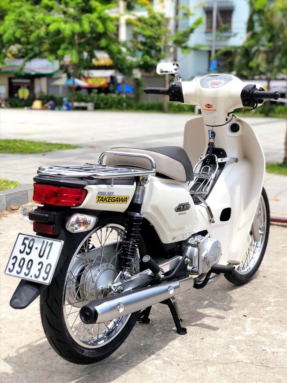 Nhà sản xuất vẫn giữ nguyên vẻ hoài cổ của chiếc xe với phần ghế sau bằng thép truyền thống.