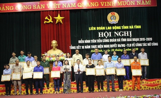 50 công nhân lao động tiêu biểu được nhận Bằng khen của UBND tỉnh Hà Tĩnh. Ảnh: Trần Tuấn.
