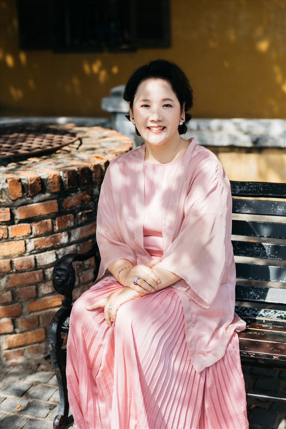 Mẹ Hari Won cũng lựa chọn voan mềm làm chất liệu chính trong trang phục của bộ ảnh, giữ những chi tiết đặc trưng của Hanbok như đường nẹp viền áo, cùng với tone màu tím nhạt tạo cái nhìn quý phái.