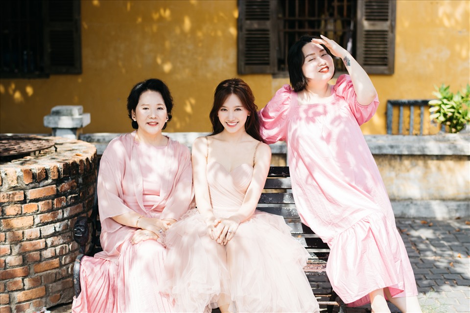 Bà Lee Sook Hee – mẹ ruột Hari Won là một người phụ nữ truyền thống của Hàn Quốc. Dù có con gái và con rể là ngôi sao hàng đầu showbiz Việt, bà được nhận xét là khá kín tiếng và ít xuất hiện trước truyền thông.