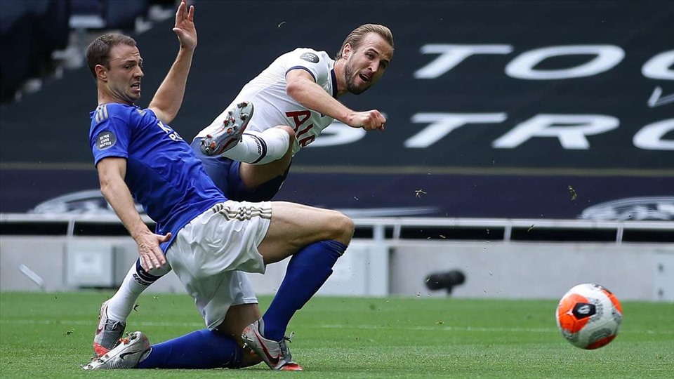 Kane lập cú đúp vào lưới Leicester. Ảnh: Goal.