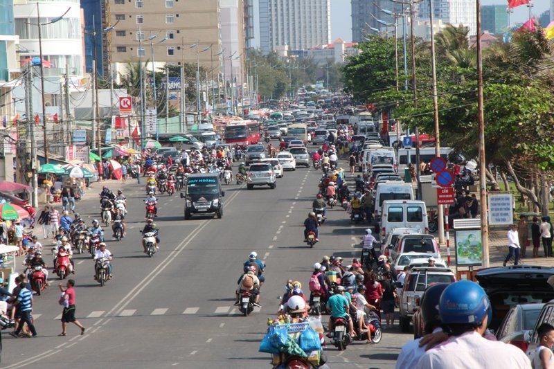 Lượng khách du lịch đến với TP.Vũng Tàu đông nghịt sau hơn 2 tháng mở cửa trở lại. Ảnh: Nguyên Dũng