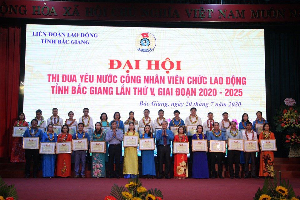 Đồng chí Ngô Biên Cương – Phó Chủ tịch Thường trực Liên đoàn Lao động tỉnh Bắc Giang và đồng chí Thân Văn Trường, Phó trưởng ban Ban Dân Vận Tỉnh ủy trao bằng khen tới các điển hình tiên tiến. Ảnh: Đỗ Quyên
