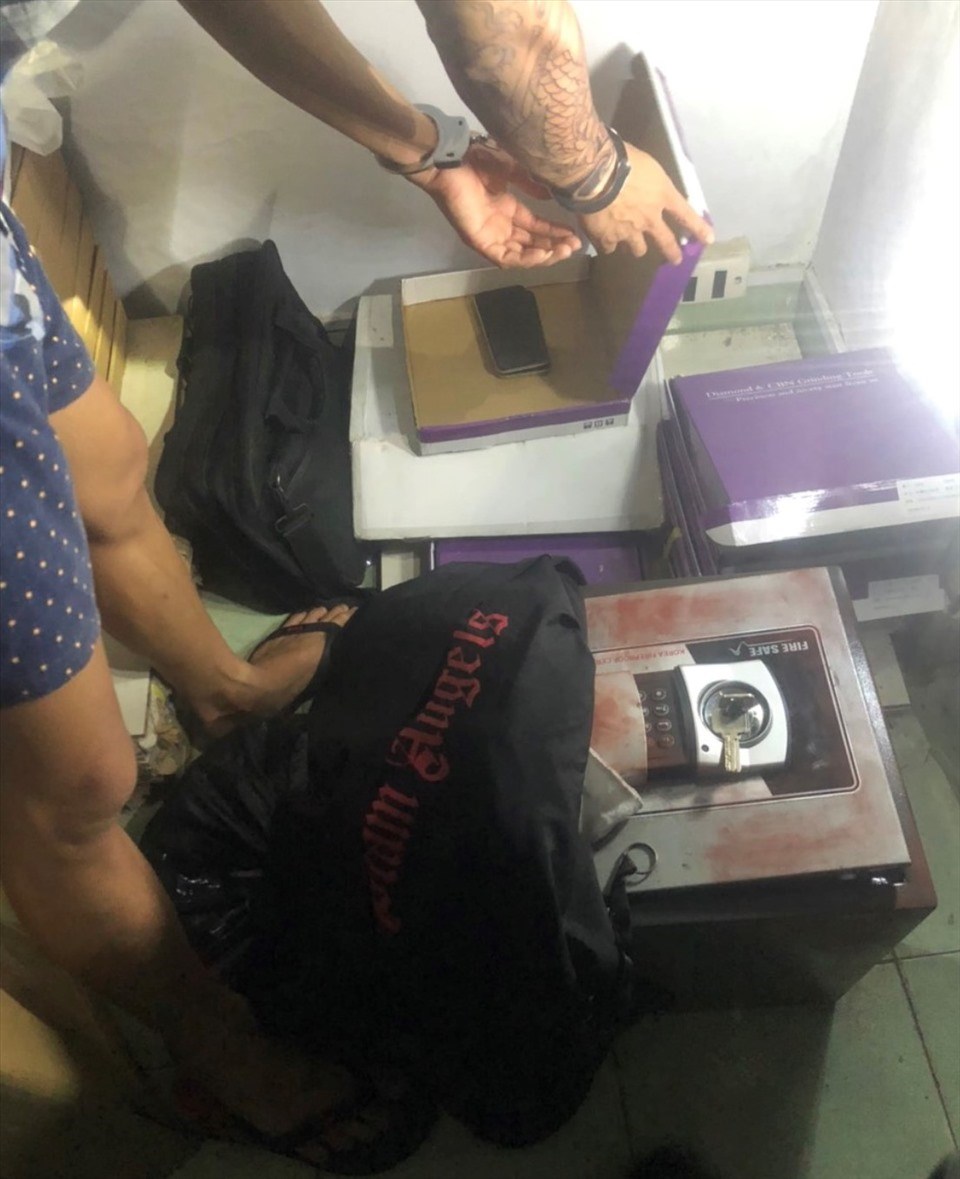 Két sắt bị đối tượng trộm sau đó phá lấy 70 triệu đồng. Ảnh: Dương Bình Két sắt bị đối tượng trộm sau đó phá lấy 70 triệu đồng. Ảnh: Dương Bình