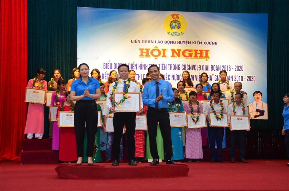 Các cá nhân được tuyên dương khen thưởng tại hội nghị. Ảnh: Bá Mạnh