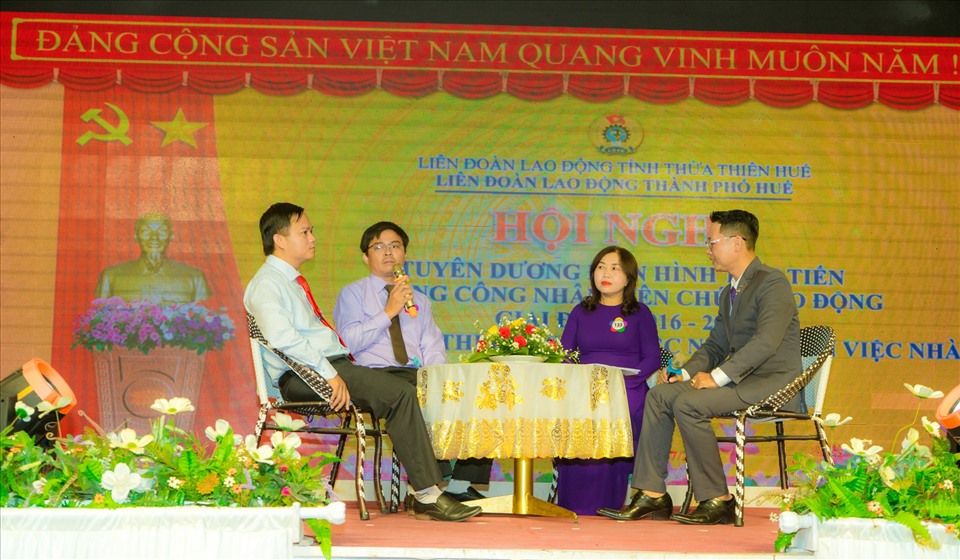 3 cá nhân tiêu biểu đại diện cho 138 tập thể và cá nhân được tuyên dương trong Hội nghị đã chia sẽ những sáng kiến của mình trong lao động, sản xuất. Ảnh: LĐLĐ.
